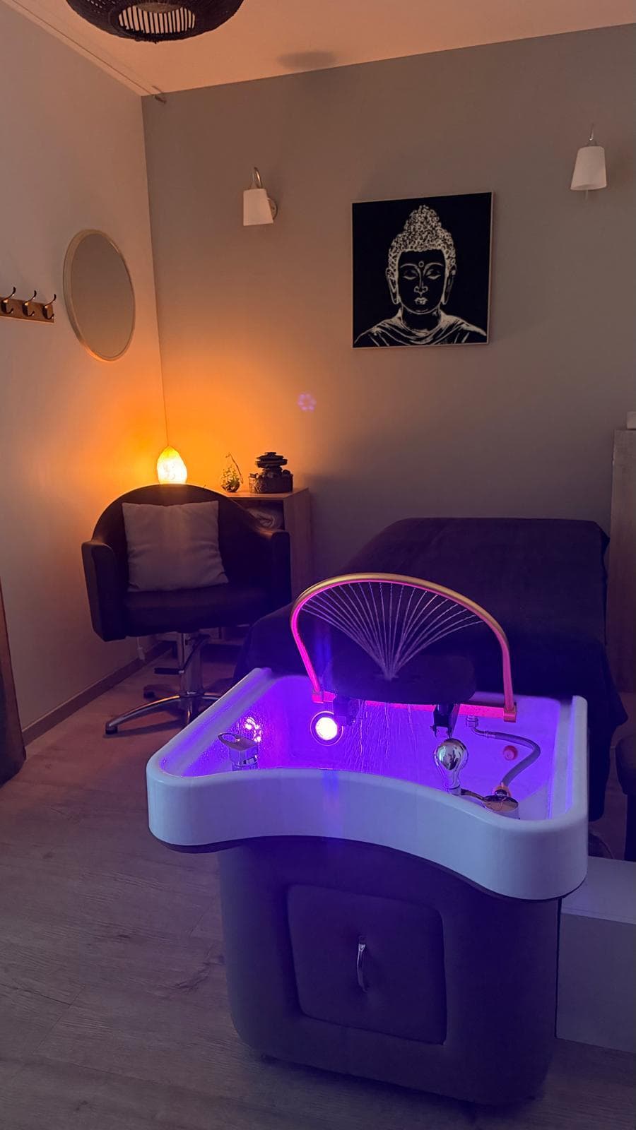 Bac Head Spa en chromothérapie violette, dans la salle de soin tamisée